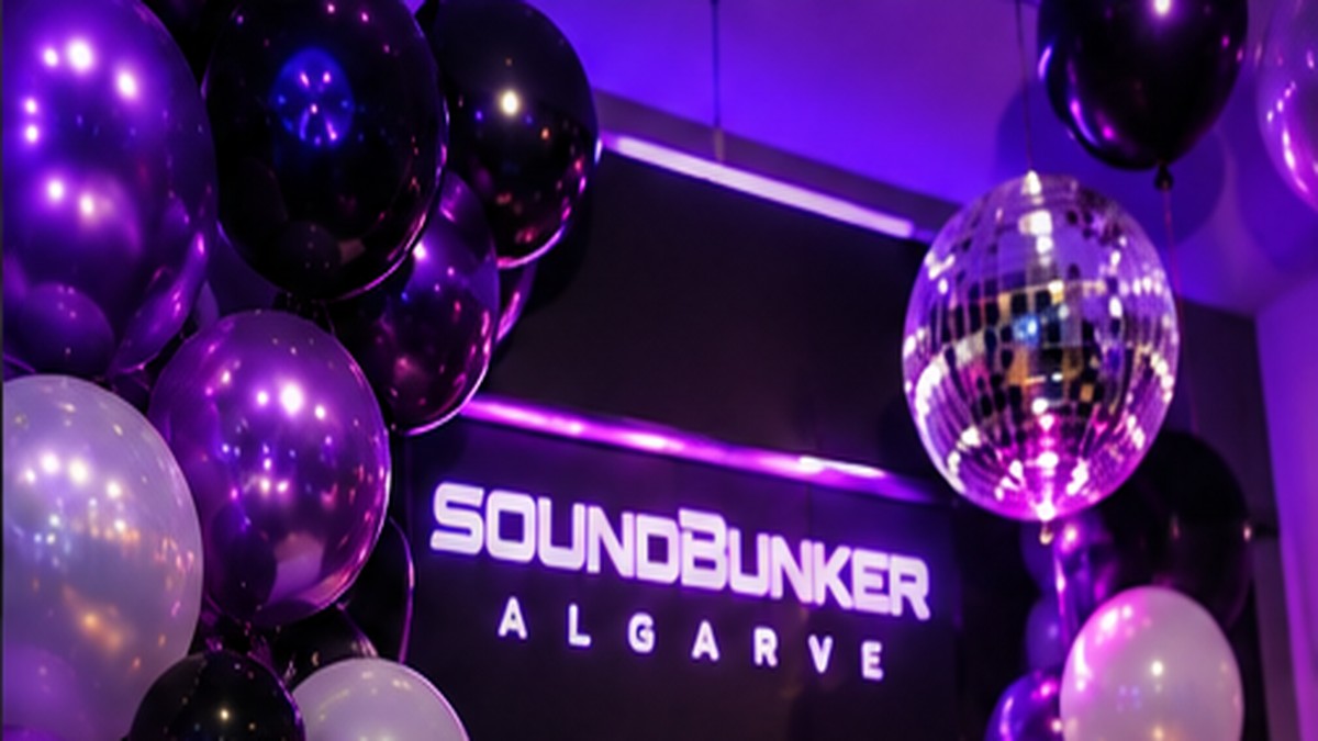 Balloons and party atmosphere at SoundBunker Algarve